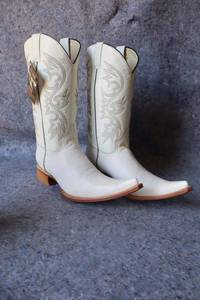 lot 813 image: Old Creek white color boots, size 10.5