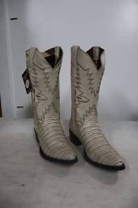 lot 1122 image: Twinstone bone color boots, size 9