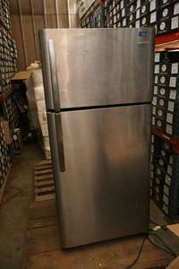 lot 1093 image: Frigidaire refrigerator freezer