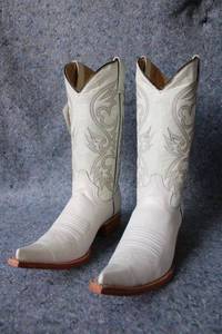 lot 808 image: Old Creek white color boots with pointed toe, size 6.5