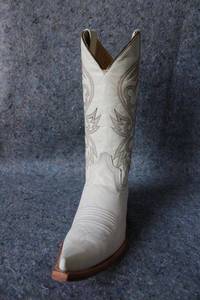 lot 818 image: Old Creek white color boots with pointed toe, size 7.5
