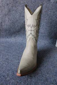 lot 850 image: Old Creek bone color boots with pointed toe, size 9.5