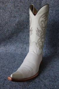 lot 851 image: Old Creek white color boots with pointed toe, size 8.5