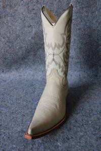 lot 852 image: Old Creek bone color boots with pointed toe, size 8.5
