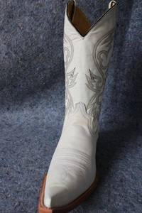 lot 888 image: Old Creek white color boots with pointed toe, size 9.5