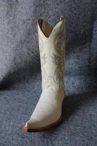 lot 955 image: Old Creek white color pointed toe boots, size 10