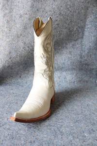 lot 956 image: Old Creek white color pointed toe boots, size 8