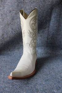 lot 981 image: Old Creek white color pointed toe boots, size 9