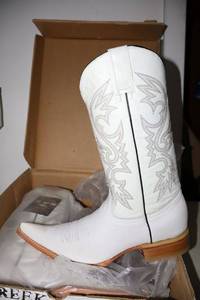 lot 772 image: Old Creek white color boots with pointed toe, size 8.5