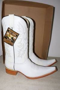 lot 776 image: Old Creek white color boots with pointed toe, size 9