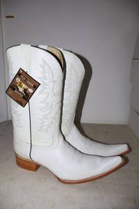 lot 777 image: Old Creek white color boots with pointed toe, size 11