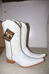 lot 779 image: Old Creek white color boots with pointed toe, size 10.5