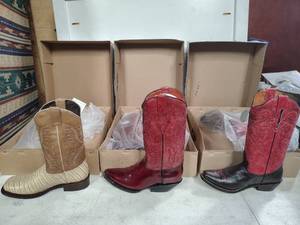 lot 1070 image: Three pairs of Twinstone boots, size 6, variety of styles (3 times the money)