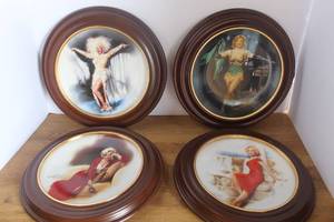 lot 24 image: This set includes vintage collector plates of Marilyn Monroe produced by Delphi, framed in round wooden borders.