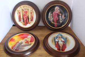 lot 26 image: This set includes vintage collector plates of Marilyn Monroe produced by Delphi, framed in round wooden borders.