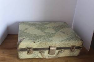 lot 39 image: vintage Samsonite hardside suitcase featuring a green and cream marbled