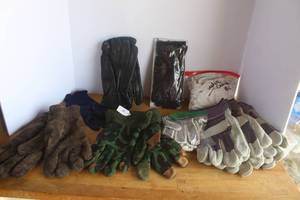 lot 54 image: Collection of work gloves.