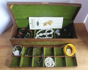 lot 78 image: Jewelry box with jewelry see pictures for details