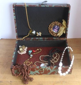 lot 79 image: Jewelry box with jewelry