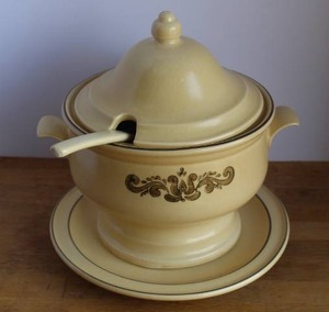 lot 82 image: vintage Pfaltzgraff Village stoneware soup tureen