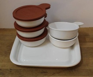 lot 95 image: This is a set of white ceramic Dowan ramekins with brown  lids