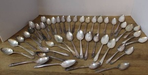 lot 101 image: assorted lot of vintage silver-plated spoons