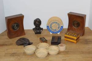 lot 113 image: vintage Abraham Lincoln desk  bust bookends and more see pictures for details