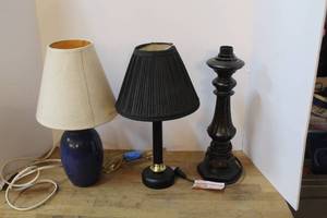 lot 134 image: 3- table lamps