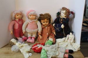 lot 146 image: lot of vintage dolls, including soft-bodied fabric dolls