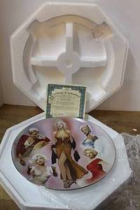 lot 149 image: vintage Marilyn Monroe collector plate is manufactured by The Bradford Exchange and includes a certificate of authenticity they are large plates that are 12inchs