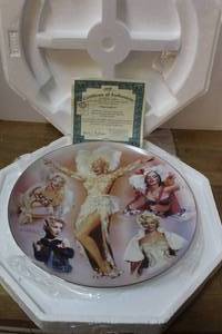 lot 150 image: vintage Marilyn Monroe collector plate is manufactured by The Bradford Exchange and includes a certificate of authenticity they are large plates that are 12inchs