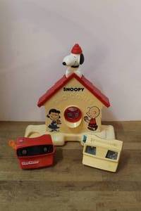 lot 182 image: vintage Snoopy Sno-Cone Machine, featuring a plastic doghouse design with Snoopy on top and  View-Masters