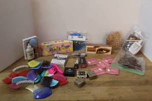 lot 187 image: cosmetics and beauty set