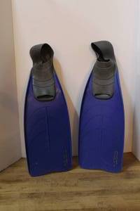 lot 208 image: blue snorkeling fins Cordaflex brand