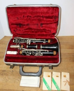 lot 223 image: vintage  Selmer Bundy clarinet set in a hard case