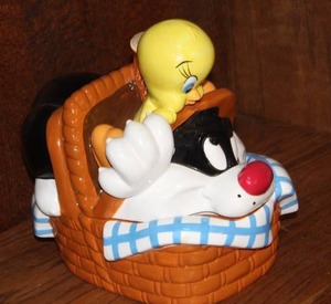 1999 Warner Bros. Looney Tunes Sylvester and Tweety picnic basket cookie jar