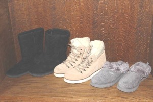 lot 107 image: Mix of shoes size 8