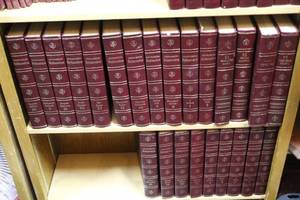lot 135 image: multi-volume set of Encyclopdia Britannica
