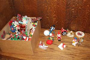 lot 140 image: Christmas decorations
