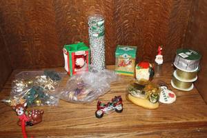 lot 142 image: Christmas decorations