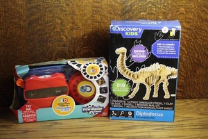 lot 184 image: View-Master Classic 3D Viewer Gift Set with Discovery Kids Reels and more see pictures