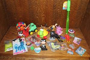 lot 193 image: assorted mixed lot of small vintage and modern toys