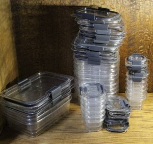 lot 211 image: Rubbermaid Brilliance clear plastic food storage containers