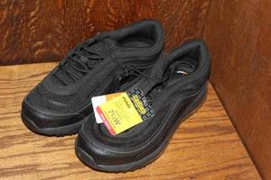 lot 226 image: Scotchgard Footwear size 7 12W