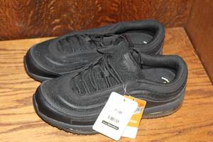 lot 230 image: Tredsafe Footwear size 7 12w