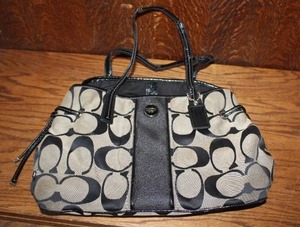 lot 304 image: Coach handbag