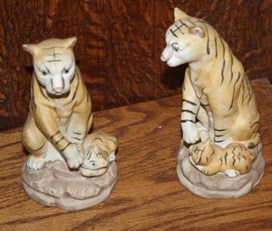 lot 306 image: white tiger cub figurines