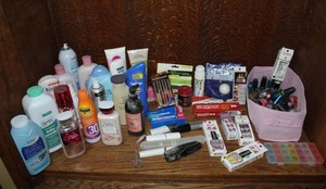 lot 322 image: assortment of beauty, skincare, and personal care items