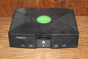 lot 324 image: an original Microsoft Xbox can not find the cords that go with it so untested