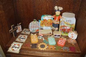 lot 329 image: fall-themed decor